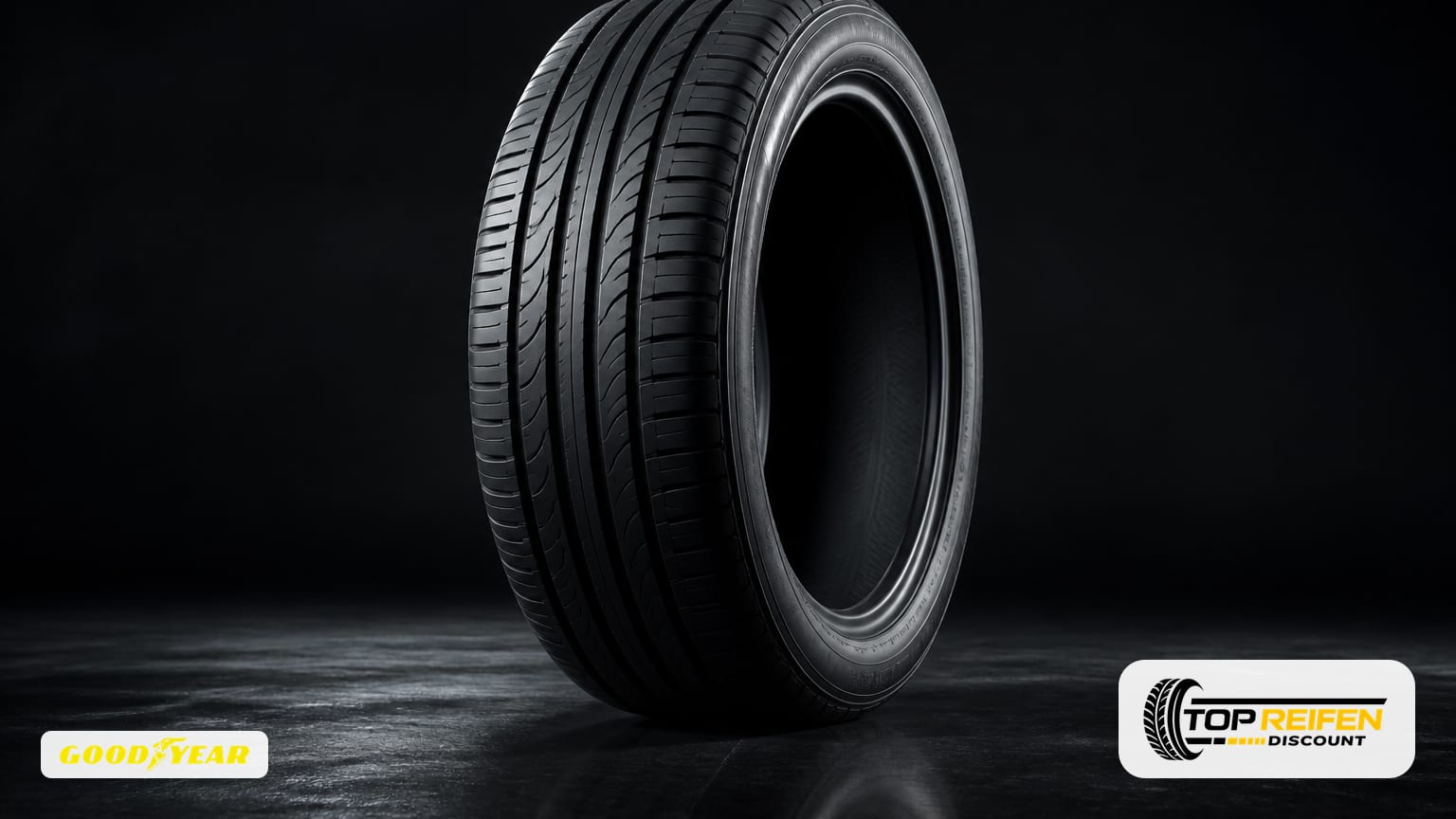 Studioaufnahme eines einzelnen GOODYEAR EF-PE2 175/65 R17 Sommerreifens auf dunkler, spiegelnder Fläche mit weichem Kantenlicht.